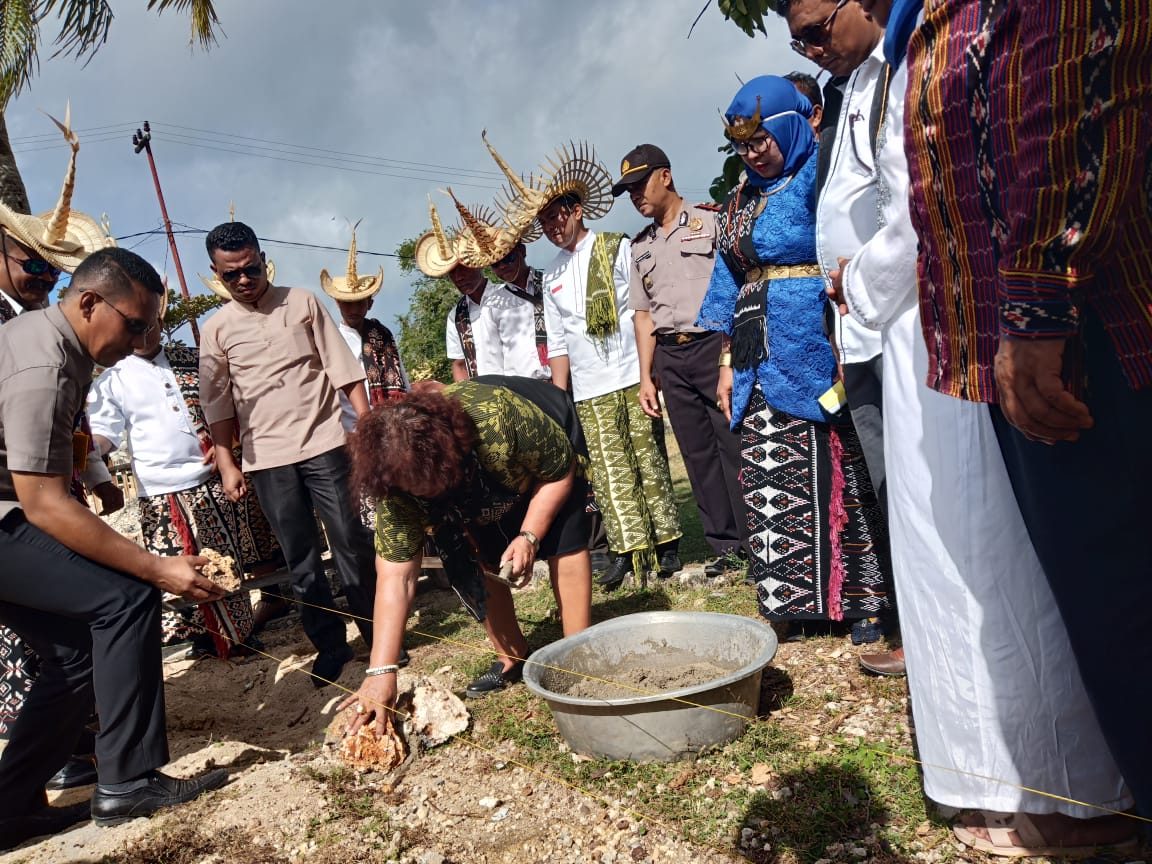 ALADIN Bupati Paulina Haning Bullu Letakan Batu Pertama Pembangunan  Rumah Layak Huni