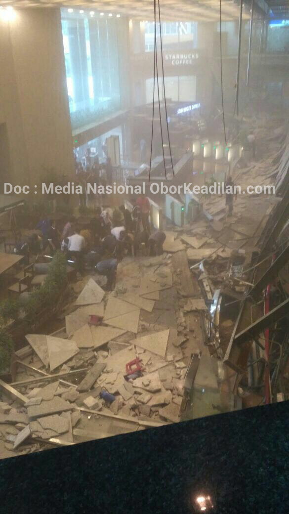 Gedung Bursa Efek Indonesia ambruk Insiden tersebut menyebabkan sejumlah orang terluka.