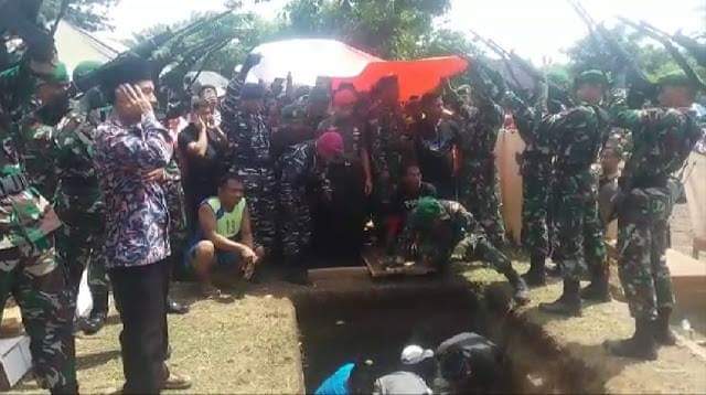 Rasa Haru Lepas Almarhum Sertu Anumerta Mirwariyadin ke Tempat Peristirahatan Terakhir