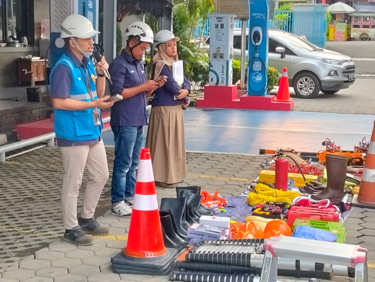 PLN UP3 Depok Perkuat Keselamatan Kerja dengan Safety Briefing dan Pengecekan Alat Bersama Seluruh Mitra
