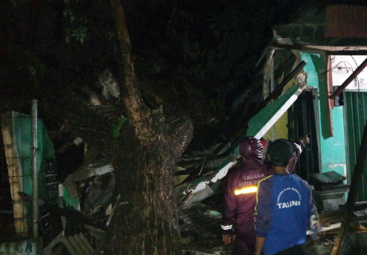 Galian U-Ditch di Kalibaru Rugikan Warga, Dua Kios Hancur Tertimpa Pohon 