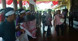 Harga Pasaran Kelapa Masyarakat Anjlok Massa GMPLIPA Berunjuk Rasa DiKantor Bupati Pelalawan