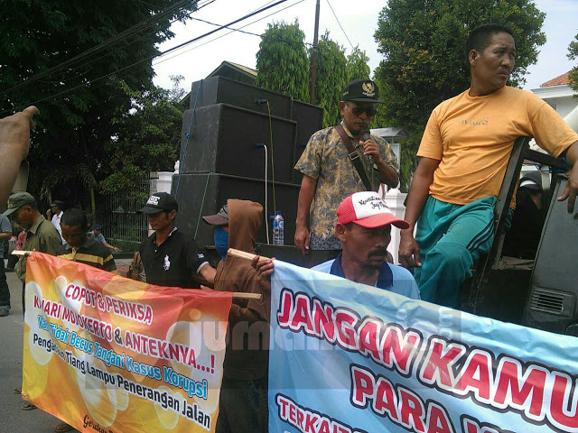 Puluhan Anggota LSM Mojokerto Serbu KEJARI, Terkait Penanganan Kasus Korupsi Lampu PJU Yang Terkesan Lemah Dan Berbelit