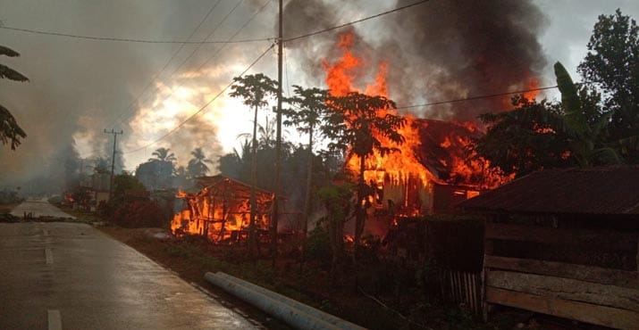 Breaking News : 87 Rumah Terbakar Pada Peristiwa Saling Serang, Usai Menjalankan Salat Idul Fitri Di Buton