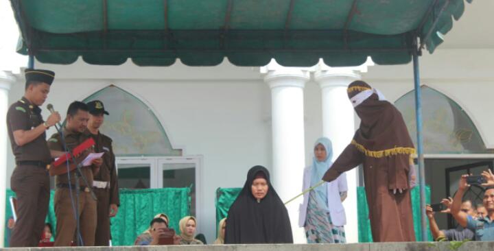 Pelaku Uqubat Cambuk, Dicambuk Delapan Cambuk Didepan Umum