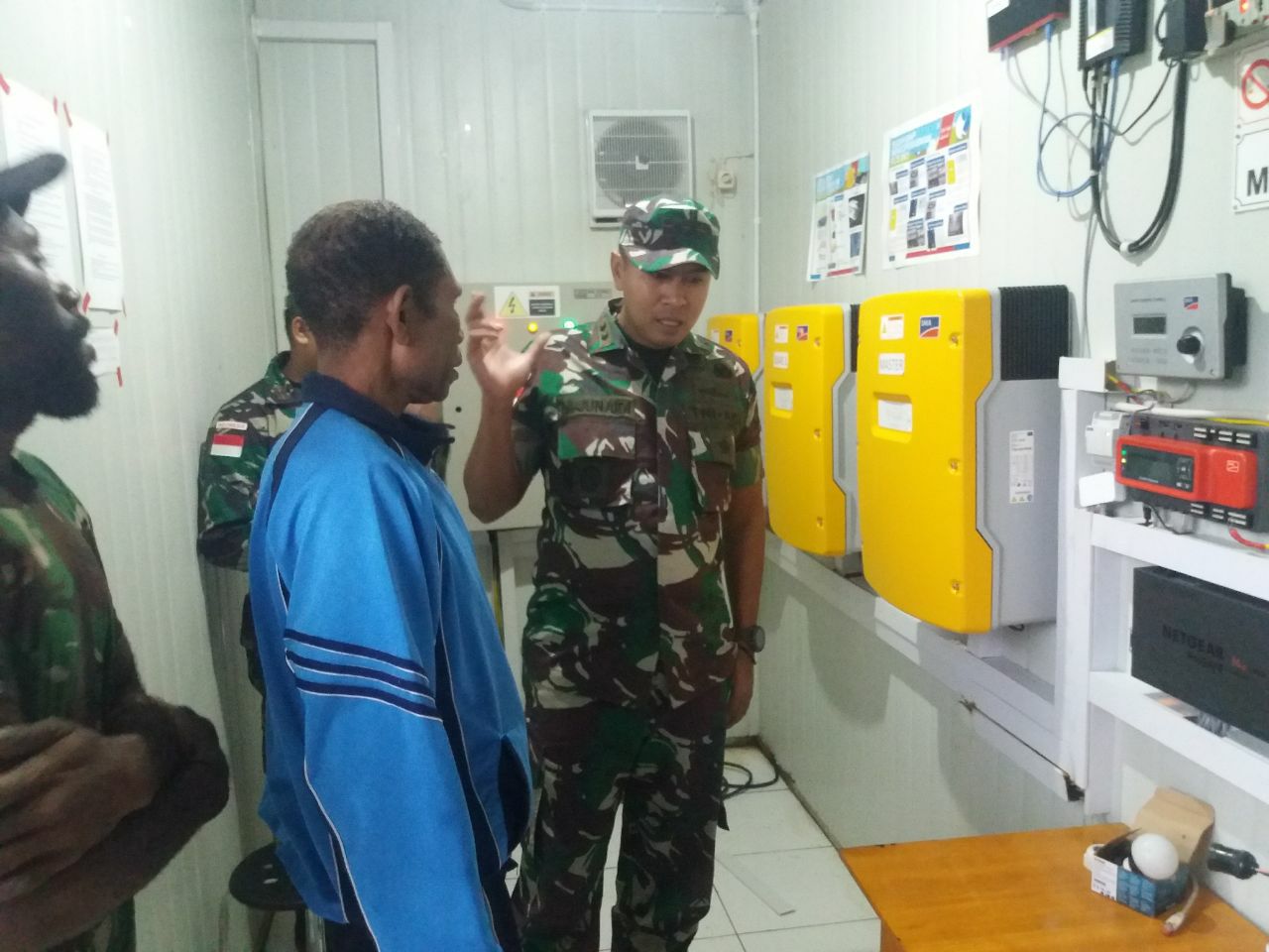 Satgas Pamtas Yonif 126/KC Perbaiki PLTS Yang Rusak