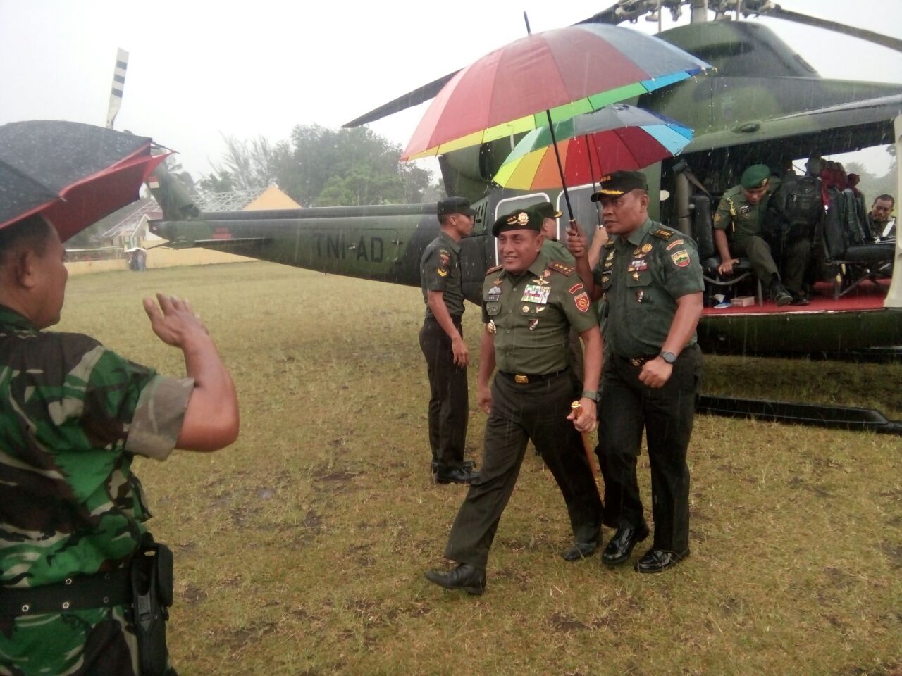Ditengah Guyuran Hujan, Hely Bell 412 Membawa Rombongan Pangkostrad Mendarat di Sidempuan