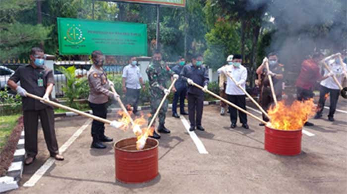 Kejari dan Unsur Forkompimda Kota Depok Musnahkan Barang Bukti Narkoba dan Sajam Berikut Tramadol 6 Butir