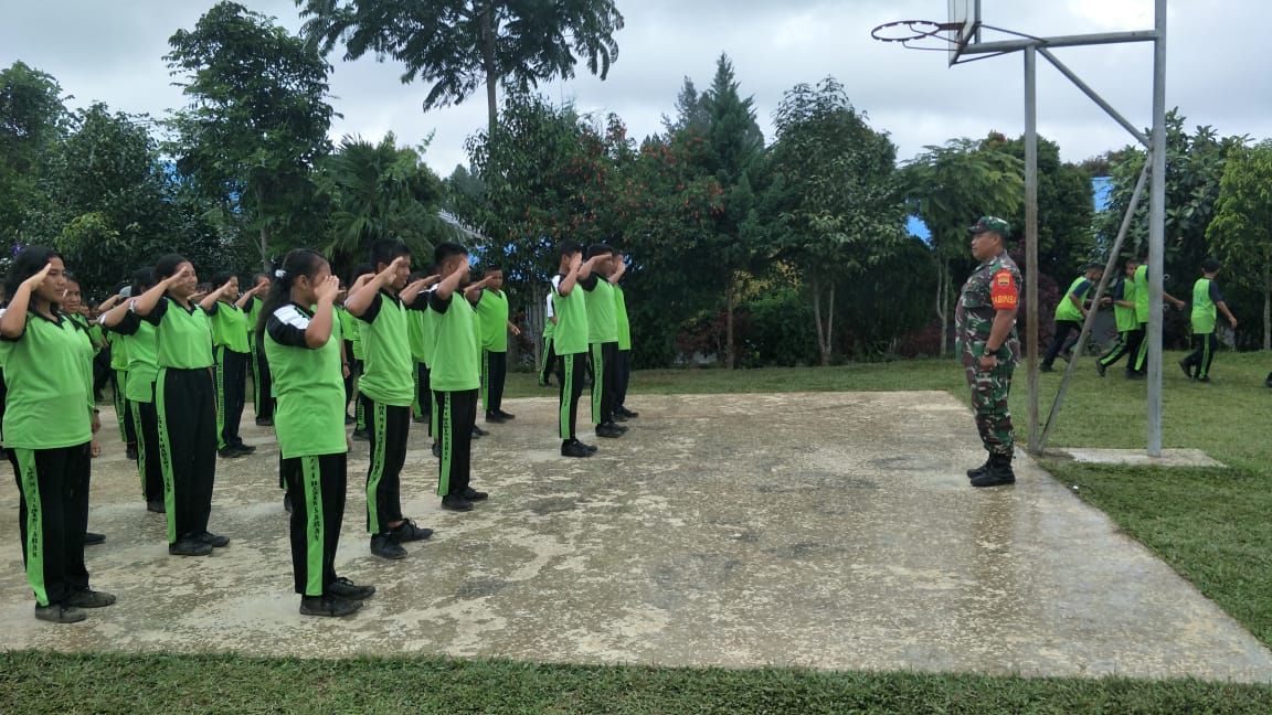 Koramil 15/Habinsaran Aktif Dalam Melatih Extrakulikuler di SMA N 1 Habinsaran
