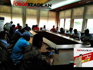 GELAR KONFERENSI PERS. BUPATI HARRIS TETAP MAJU WALAUPUN TANPA PARTAI GOLKAR.