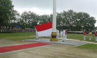 Peringatan hari kemerdekaan RI-72 Pelalawan diwarnai hujan dan padamnya listrik.
