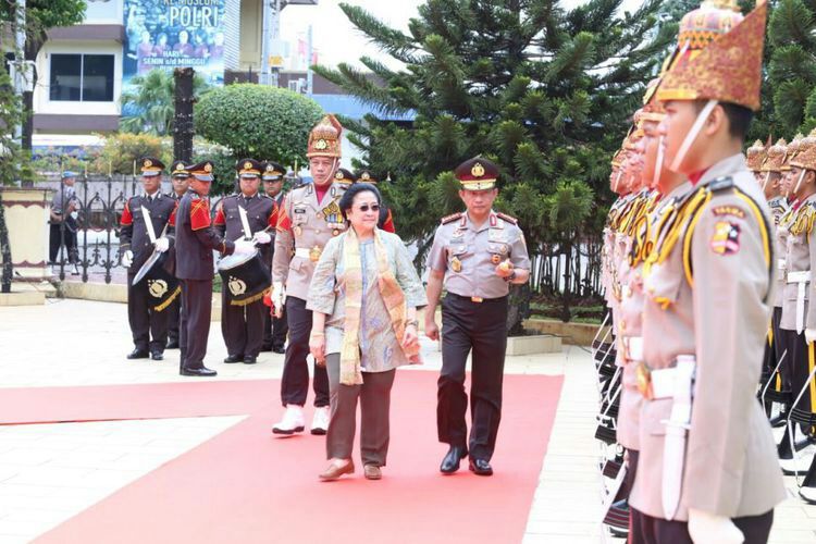 MABES POLRI GELAR KARPET MERAH SAMBUT MEGAWATI SOEKARNOPUTRI DAN ROMBONGAN 