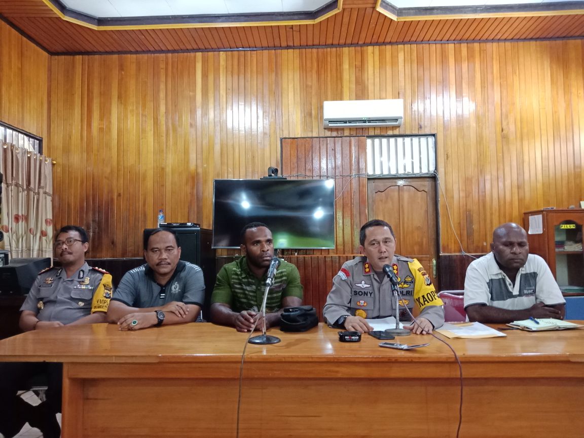 Kapolres Nabire Mengklarifikasi Tindak Kekerasan Terhadap Mando Mote Dan Abeth Youw Wartawan Tabloid Jubi Yang Dilakukan Oleh Oknum Polisi