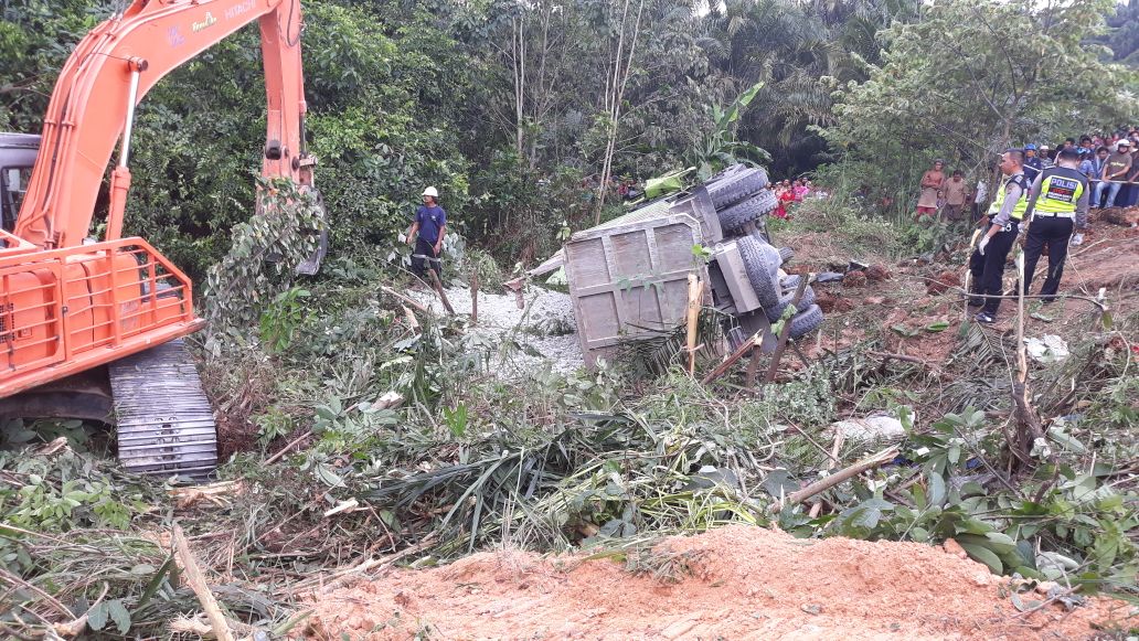 Kecelakan Beruntun Truk Tronton Vs Bus Sekolah 2 Tewas Ditempat  Belasan Luka