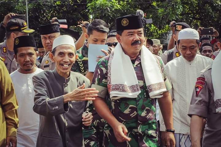 Dua Jenderal TNI Dan POLRI, Kunjungi Ponpes.Nurul Jadid, Pererat Persatuan Dan Kesatuan Dalam Membangun Bangsa 