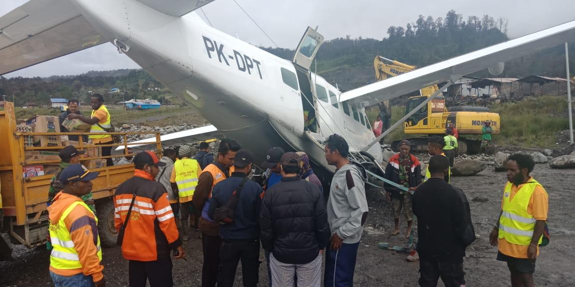 Pesawat Caravan Over Runway Menabrak Tumpukan Batu Di Bandara Ilaga Papua
