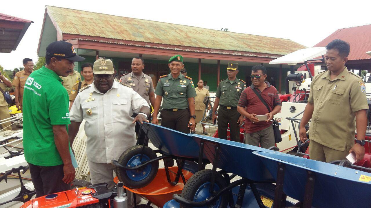 Dandim 1705/Paniai Bersama Bupati Nabire serahkan Alsintan Kepada Kelompok Tani