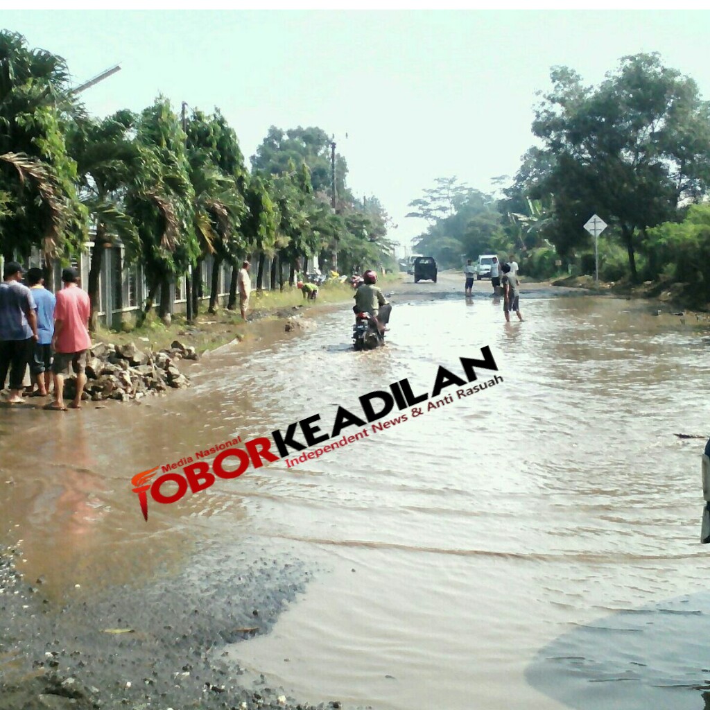 MIRIS JALAN PEMDA DI PERBAIKI WARGA SEMENTARA PEMKAB BOGOR KEMANA