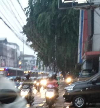 Hak Pejalan Kaki Yang Hilang Di Serobot Pengguna Kendaraan Bermotor   
