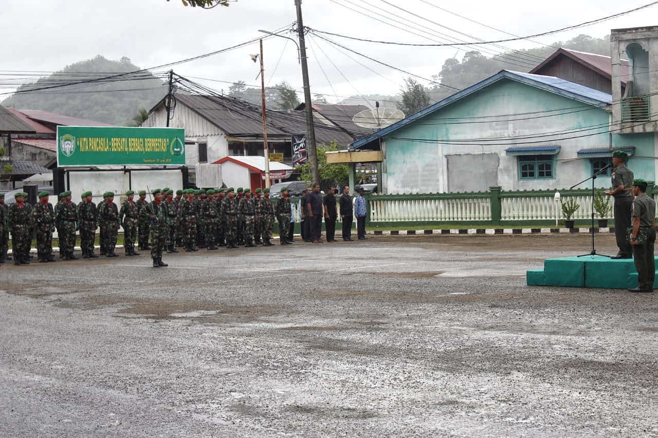 Meski Diguyur Hujan, Upacara 17-an di Makodim 0107/Asel Berlangsung Khidmat