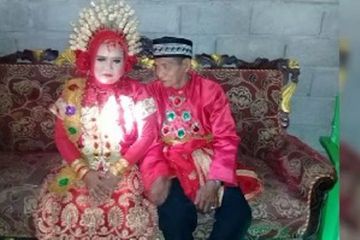 Nikahi Gadis Cantik (28), Kakek Renta Ini Cuma Butuh 10 Hari Pacaran Dengannya
