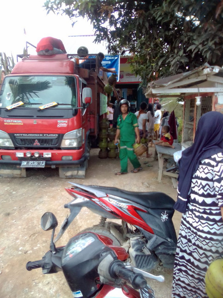BANDEL : SANKSI OLEH KADIS PERINDAG  PELALAWAN DICUEKI  PARA PANGKALAN GAS ELFIJI 3 KG , JUAL DIATAS HARGA HET