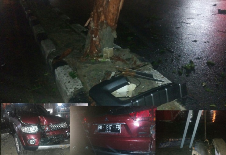 Usai Tabrak Pohon Yang Ada Di Pembatas Jalan Sudirman Mobil Pajero Sport Ini Terpental Hantam Teras Rumah