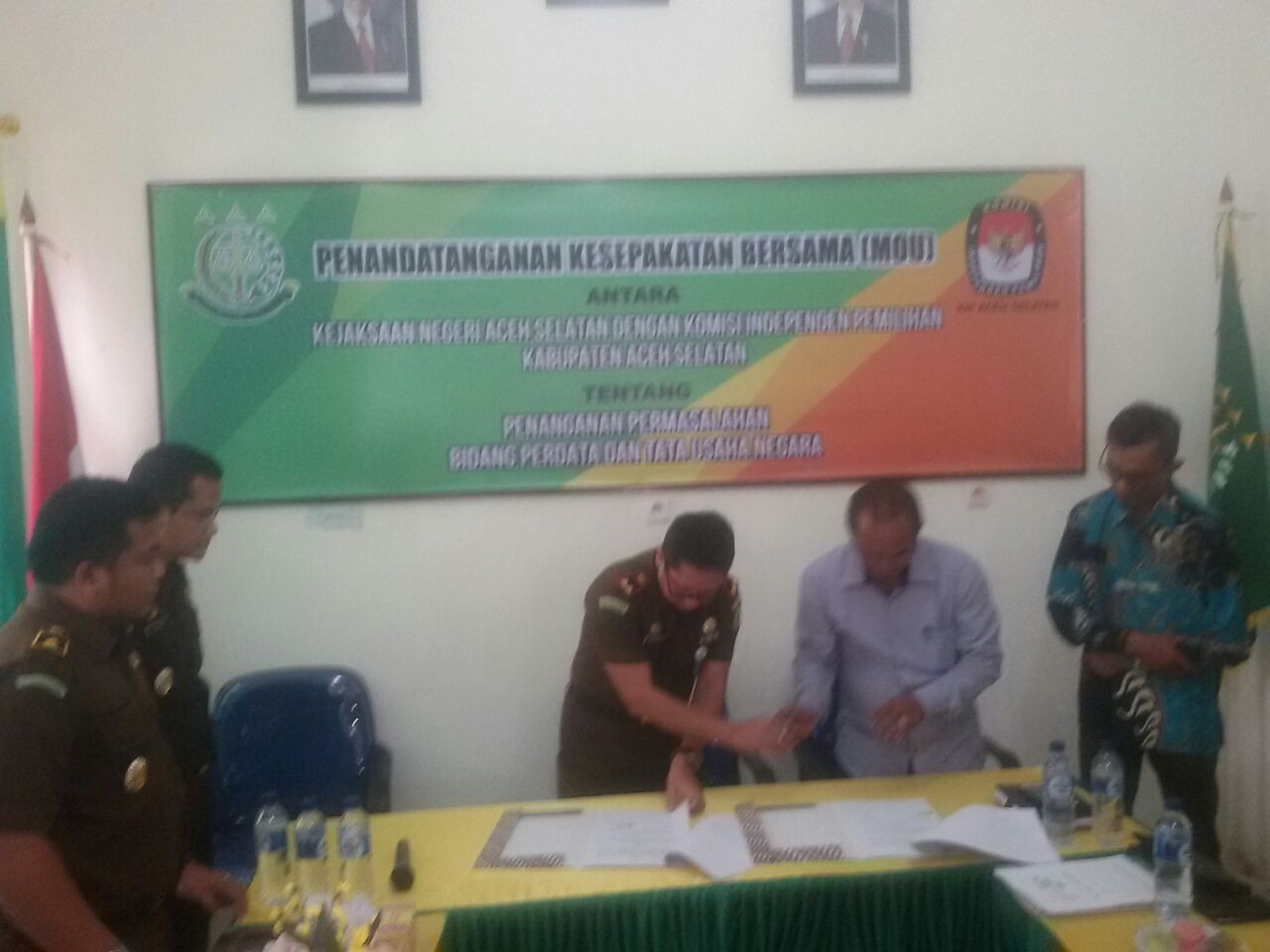 Kejari dan KIP Aceh Selatan Tandatangani MoU Bidang Perdata dan Tata Usaha Negara
