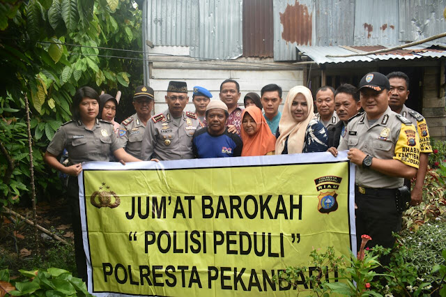 Kapolresta Pekanbaru Bantu Ringankan Beban Buruh Potong Ayam