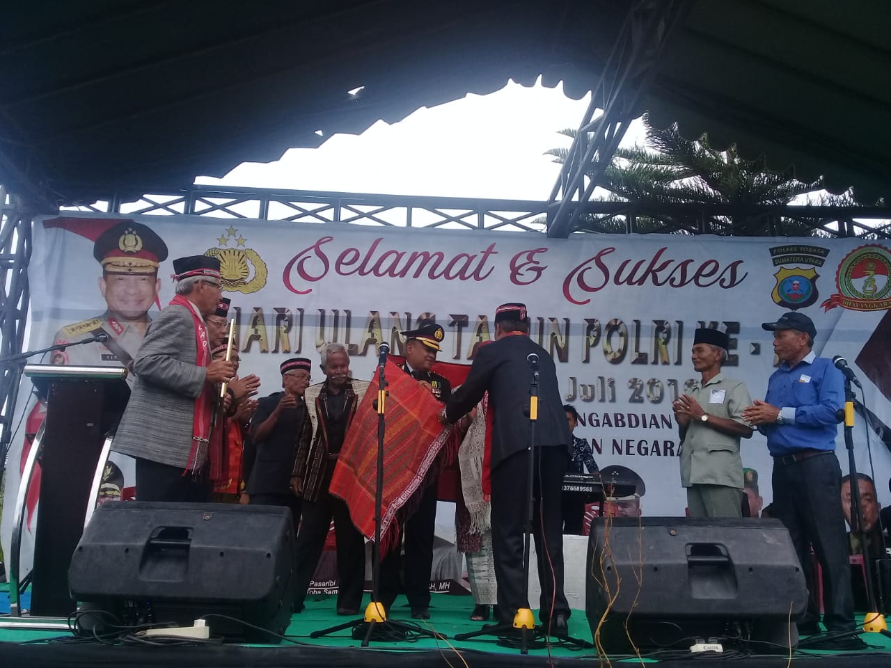 AKBP Agus Waluyo.Sik. Kapolres Toba Samosir, Terima Ulos Sebagai Cendramata Dari LADN Toba Samosir