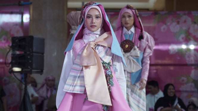 Kolaborasi Seni dan Spiritualitas: Fashion Muslim Modern Bersemi dengan Sentuhan Floral di Panggung Internasional