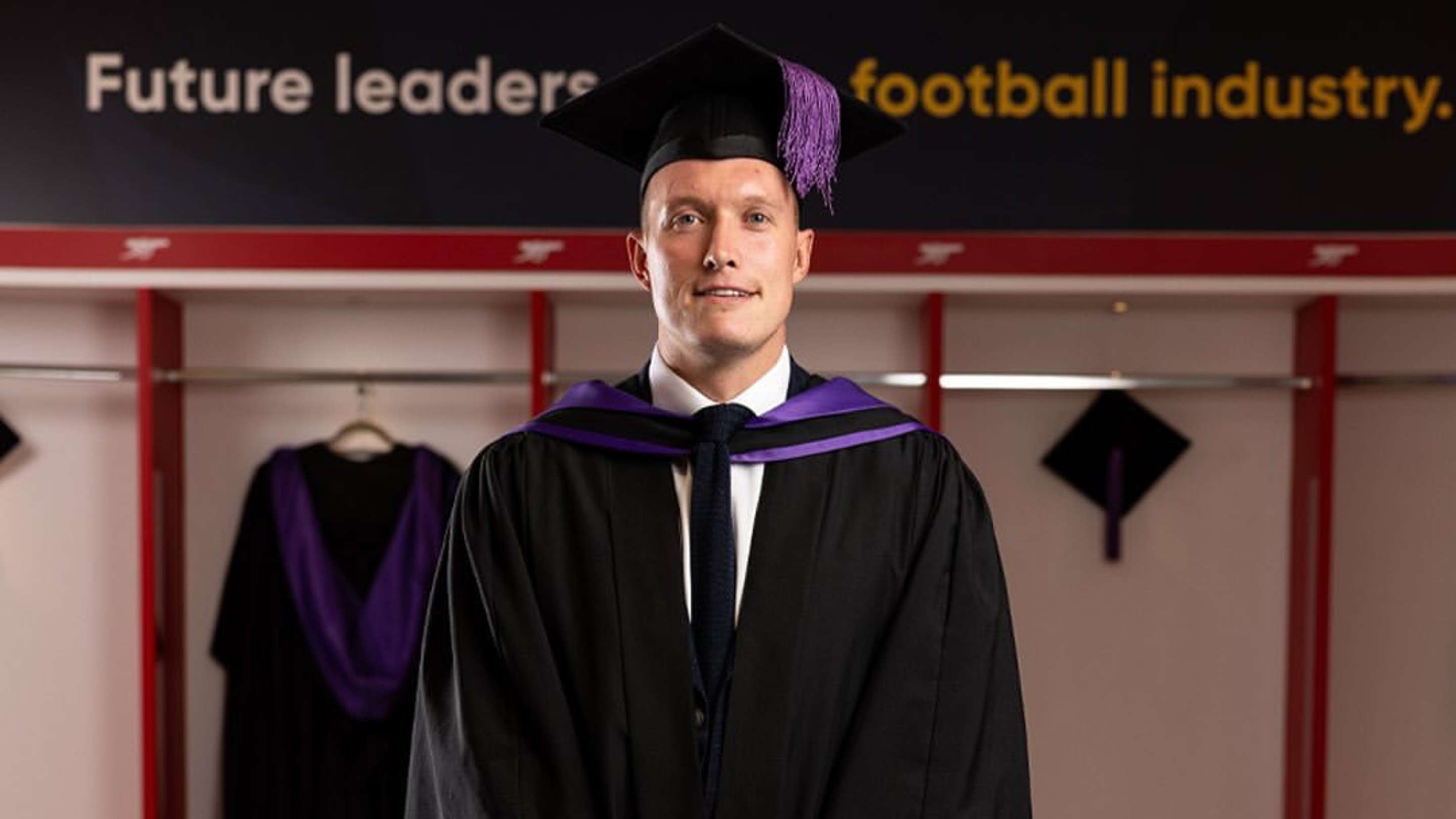 Phil Jones dan Sejumlah Pemain Sepak Bola Terkemuka Raih Sertifikat dari PFA Business School