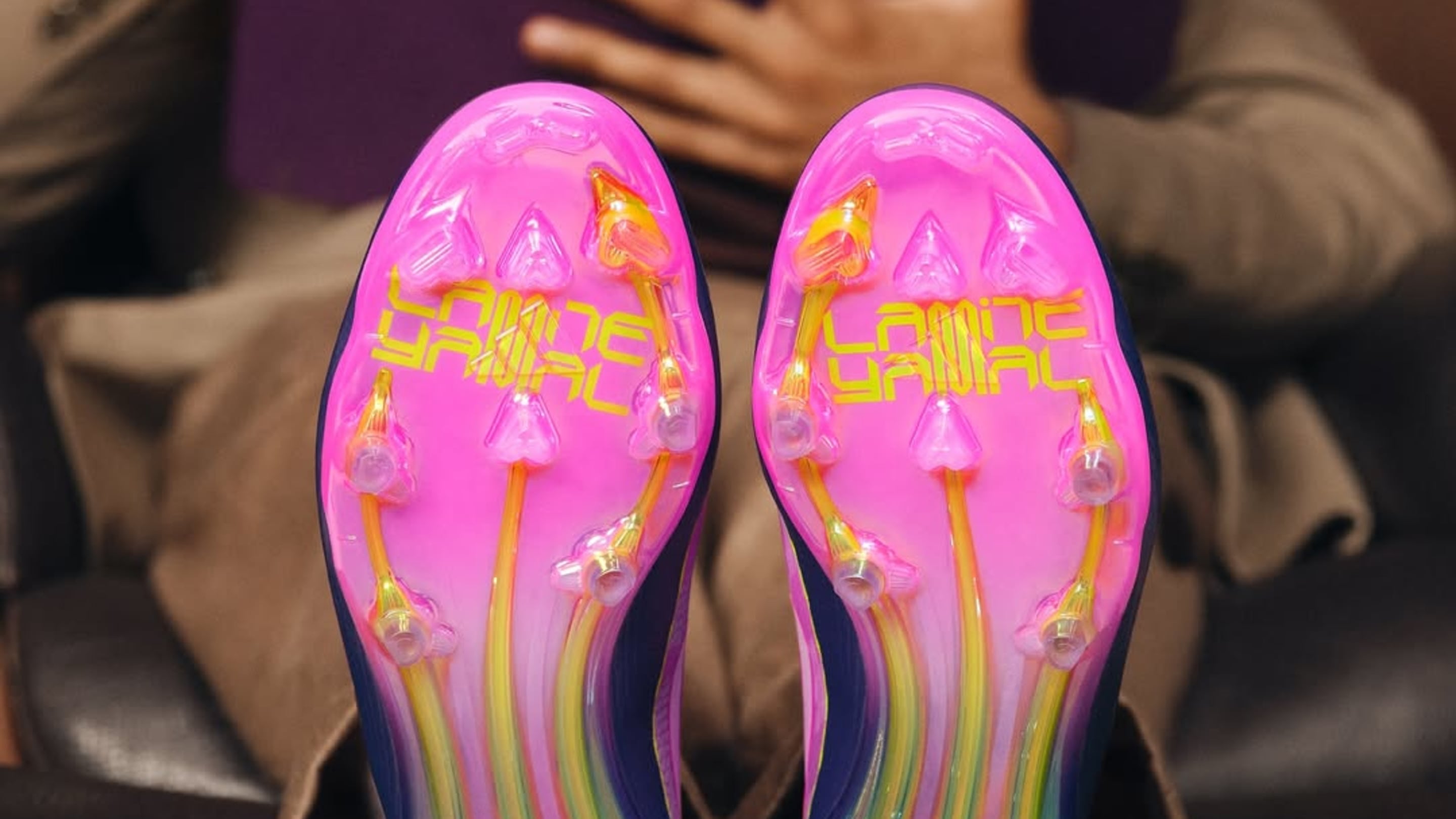 Adidas Persembahkan Koleksi Sepatu Signature Lamine Yamal F50 Dengan Desain Warna Merah Muda yang Memukau