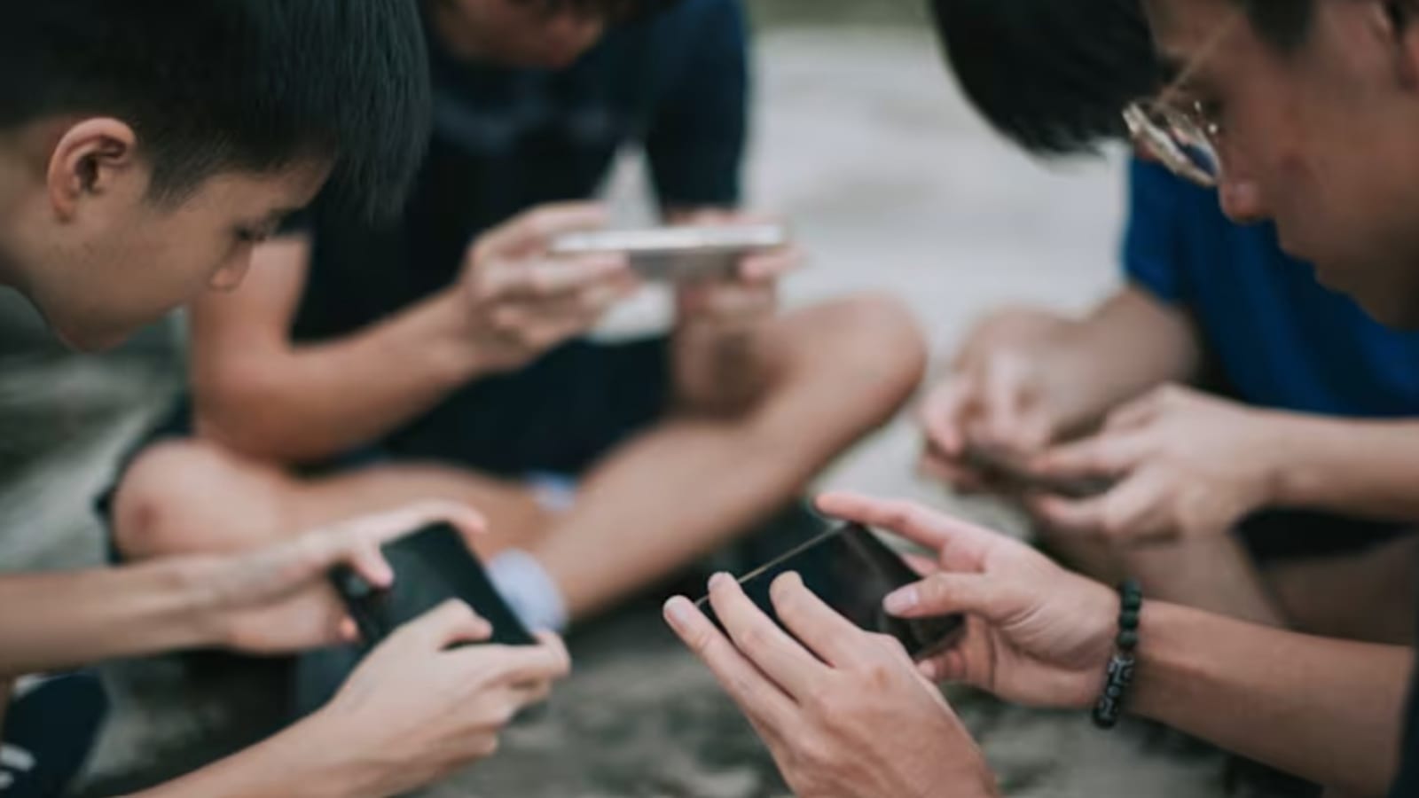 Larangan Media Sosial untuk Anak: Solusi Darurat atau Sekadar Tutup Mata?
