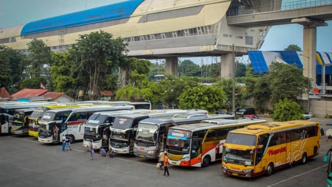 Terminal Kampung Rambutan Alami Lonjakan Dramatis Penumpang Mudik Lebaran, Capai Peningkatan 100 Persen dalam Sepekan