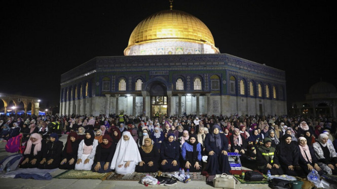 Penutupan Masjid Al Aqsa Memaksa Umat Muslim Palestina Beribadah di Jalanan Yerusalem