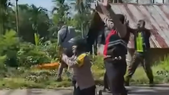 Seorang Bhabinkamtibmas Rela Berlutut Demi Kedamaian: Kisah Heroik Pencegahan Konflik di Manggarai