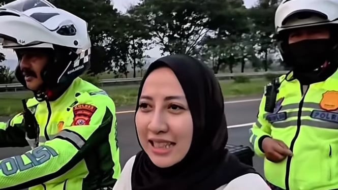 Tertinggal di Rest Area Tol Cipali, Seorang Pemudik Wanita Diselamatkan Polisi Patroli