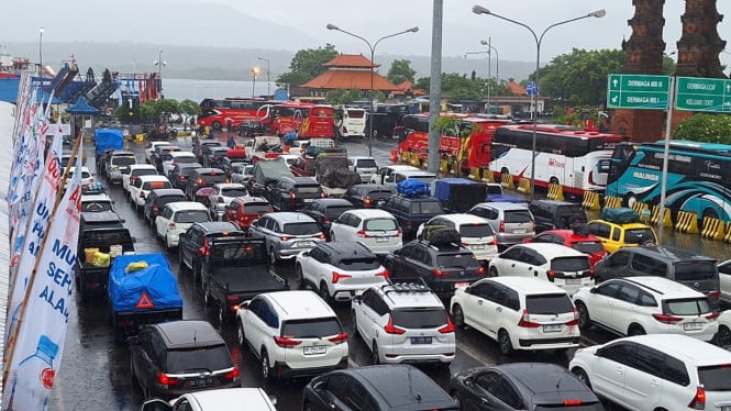 Gelombang Kepulangan Massal dari Bali Menjelang Lebaran 2026: Ratusan Ribu Penumpang Padati Pelabuhan Penyeberangan