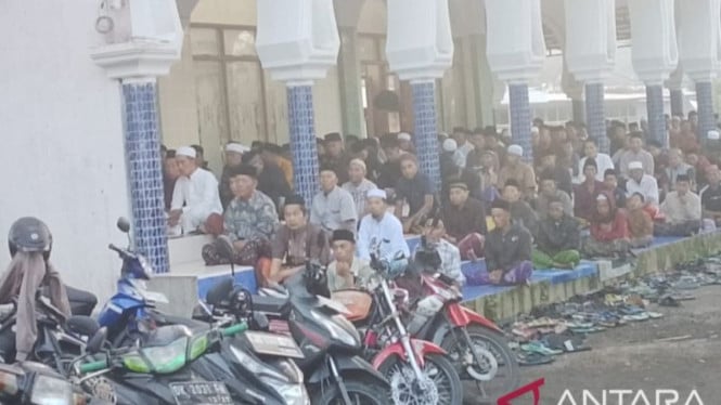 Tradisi Lebaran Berlanjut: Komunitas Pesantren Jember Rayakan Idul Fitri dengan Khidmat