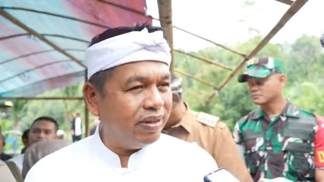 Gubernur Dedi Mulyadi Implementasikan Program Bantuan Sosial untuk Pekerja Informal di Jembatan Sewo Indramayu