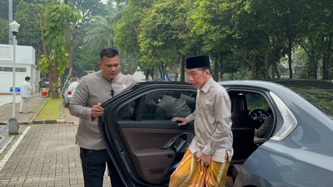 Momen Bersejarah: Presiden Jokowi Shalat Ied Bersama Keluarga di Masjid Jami' Al-Bina GBK