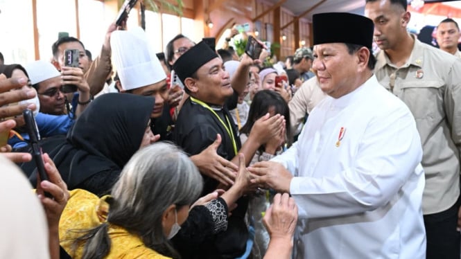 Presiden Prabowo Terima Ribuan Warga dalam Tradisi Halal Bihalal di Istana Kepresidenan