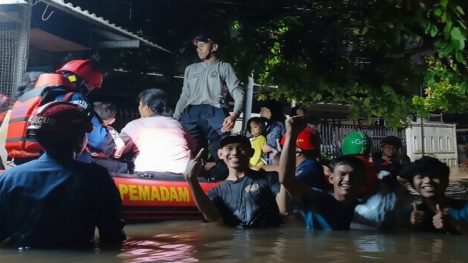 Banjir Besar Menerjang Ciracas di Hari Raya, Ribuan Warga Terisolir dengan Ketinggian Air Mencapai 1,7 Meter