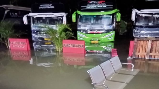 Banjir Besar Landa Terminal Kampung Rambutan, Ribuan Pemudik Terjebak di Tengah Genangan Air