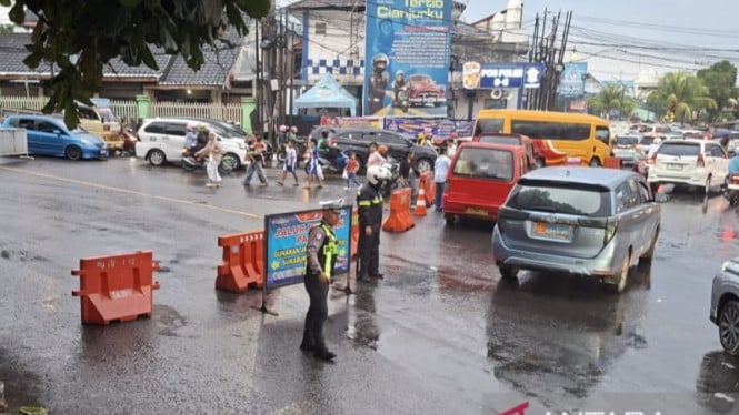 Kemacetan Masif di Jalur Puncak-Cianjur Memaksa Polres Lakukan Penutupan Akses untuk Manajemen Lalu Lintas