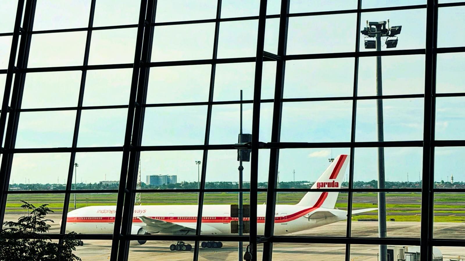Garuda Indonesia Terpuruk: Kerugian Fantastis Rp5,4 Triliun Membongkar Krisis Masif Industri Penerbangan Nasional