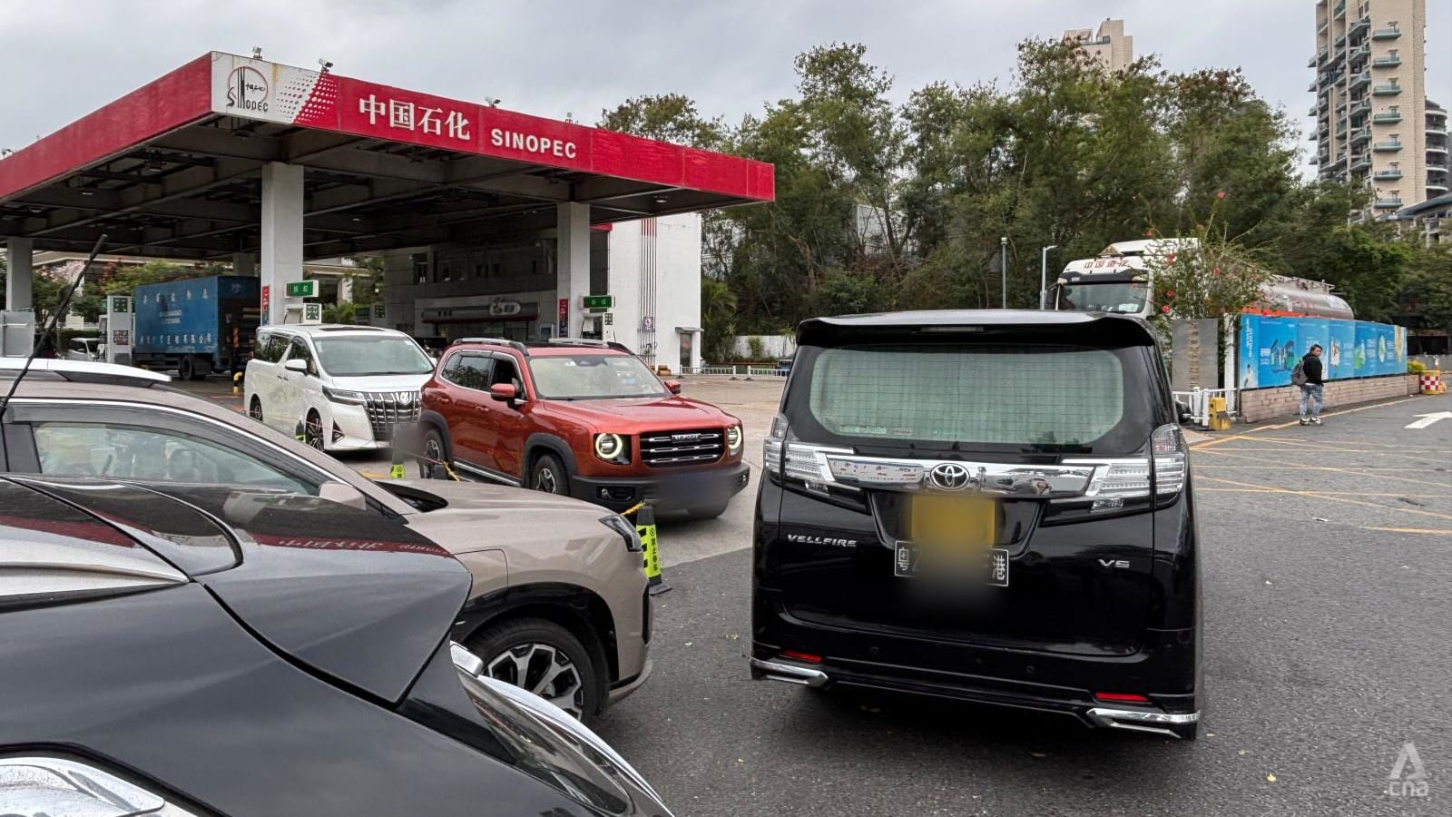 Krisis Energi Global Mendorong Warga Hong Kong Berburu Bahan Bakar Murah ke Daratan China