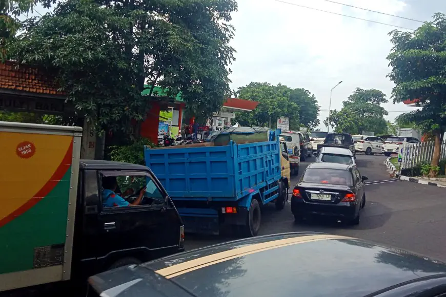 Antisipasi Kenaikan Harga BBM Memicu Kepanikan di Pompa Bensin, Ribuan Kendaraan Antre Sejak Pagi
