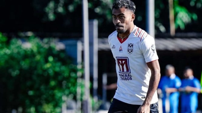 Insiden Rasial di Stadion Kanjuruhan: Yakob Sayuri Jadi Korban, Kapan Budaya Suporter Berubah?